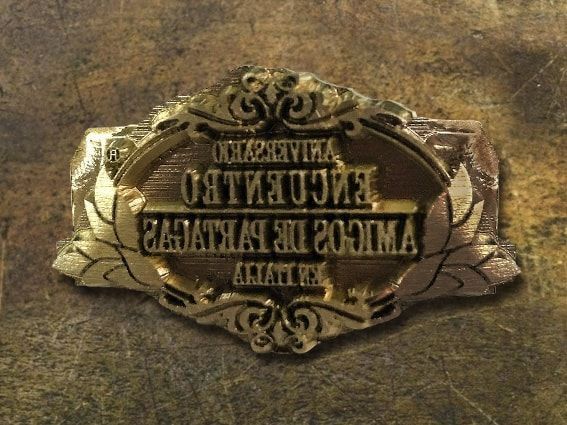 Un primo piano di una placca d'oro con la scritta "eicheillo".