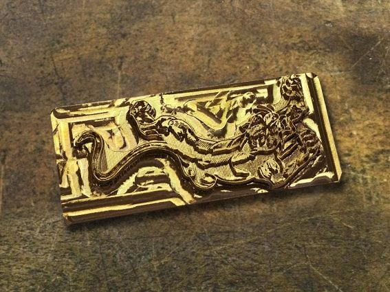 Su un tavolo è seduto un pezzo d'oro con sopra un leone.