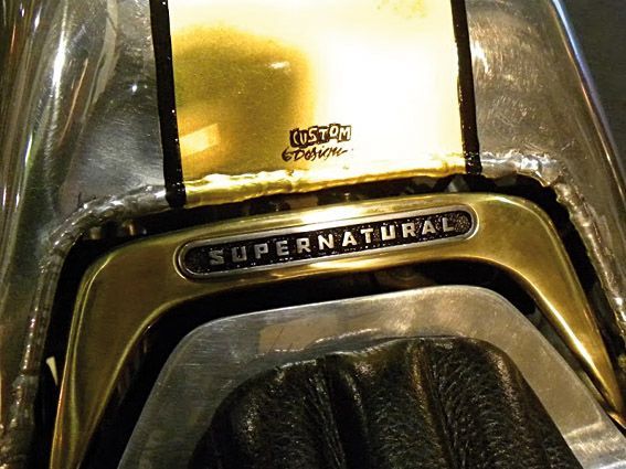 Una borsa con sopra la parola soprannaturale