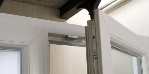 meccanismo di chiusura di una finestra in PVC bianco