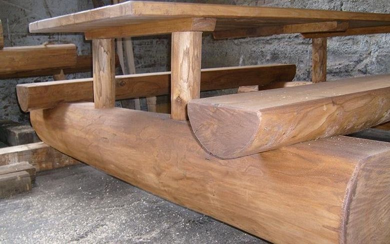 PARTICOLARE TAVOLO DI LEGNO