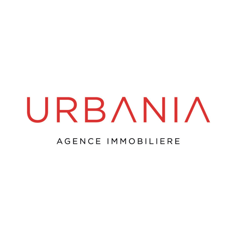 Logo de l'agence immobilière Urbania comportant le texte rouge « URBANIA » avec un « A » en forme de toit de maison au-dessus du nom de l'agence.