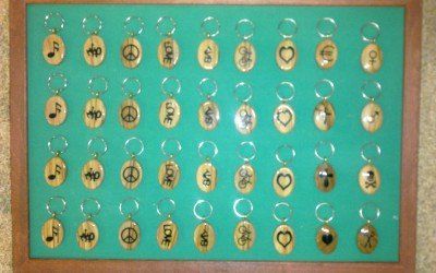 Esposizione di portachiavi realizzati in legno