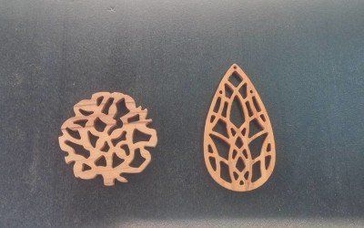 Ciondoli e spille in legno