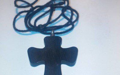 Collana con una croce in ebano