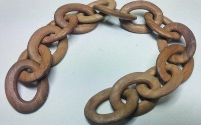 Bracciali in legno a forma di catene