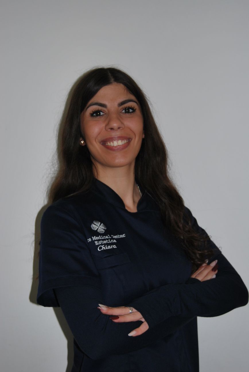 Una donna che indossa una maglietta blu con la parola quires sopra