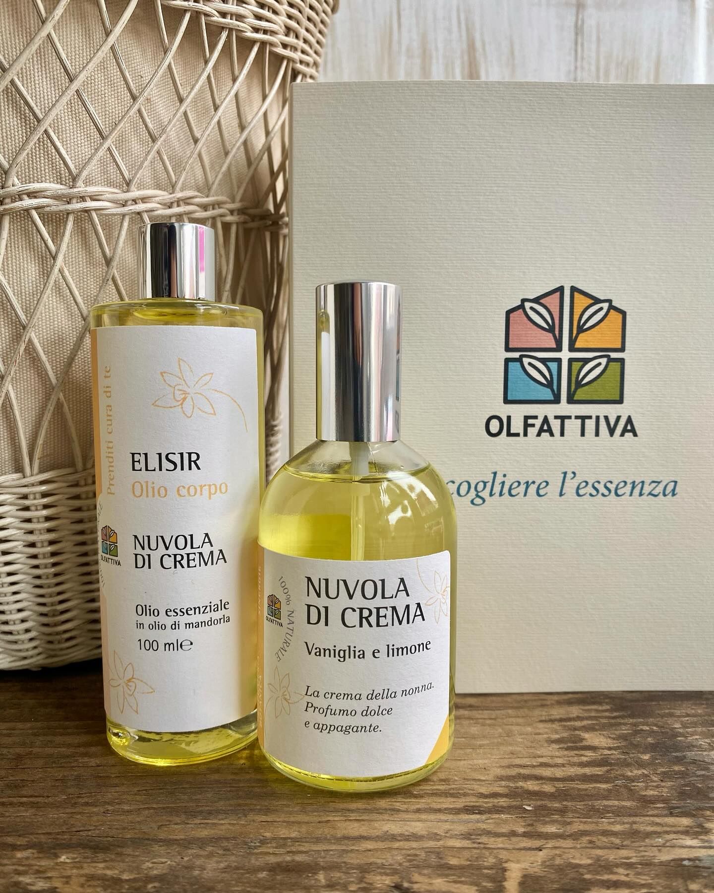 Due bottiglie di profumo sono sedute una accanto all'altra su un tavolo di legno.