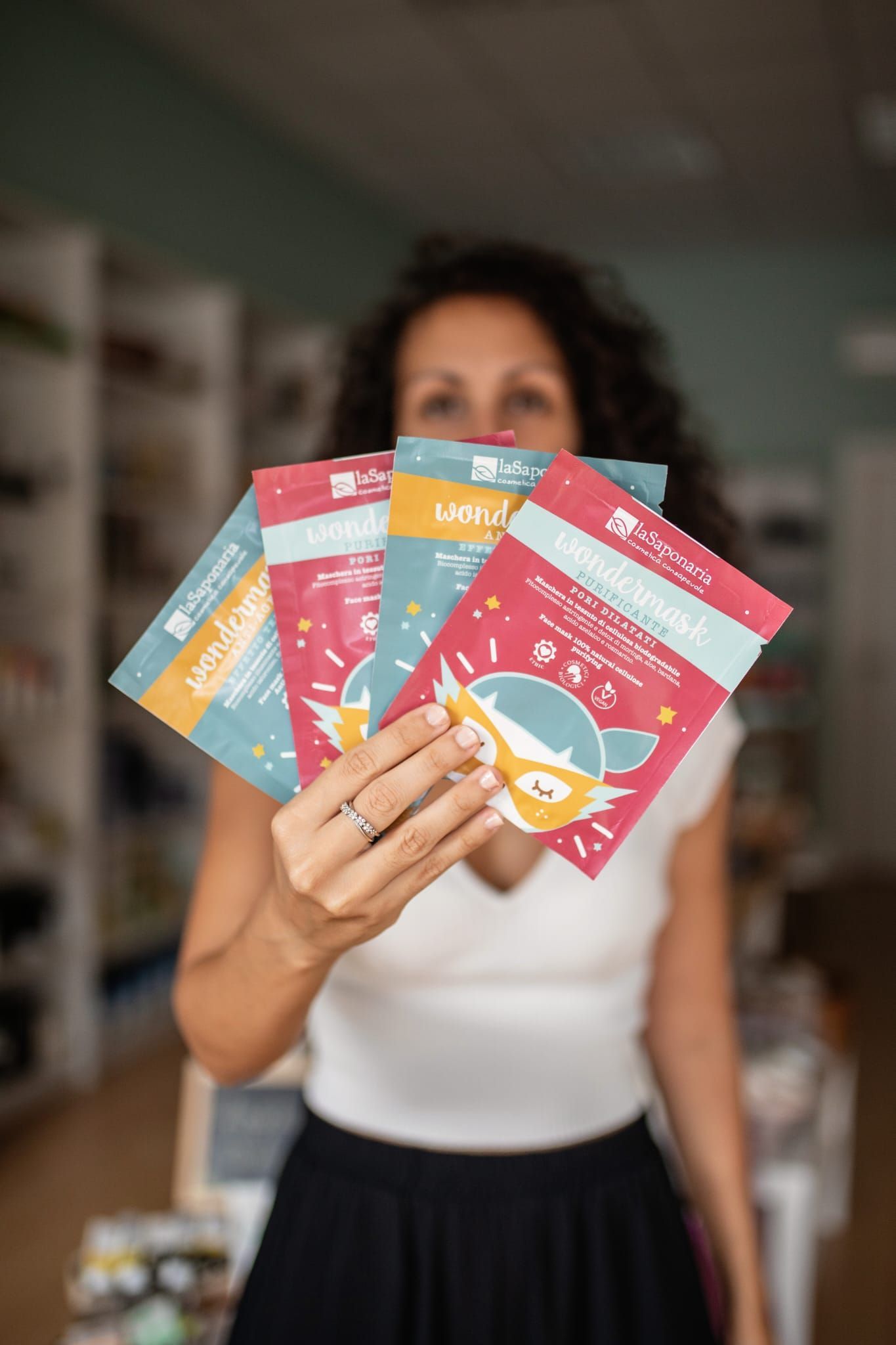 Una donna tiene in mano un mazzo di carte.