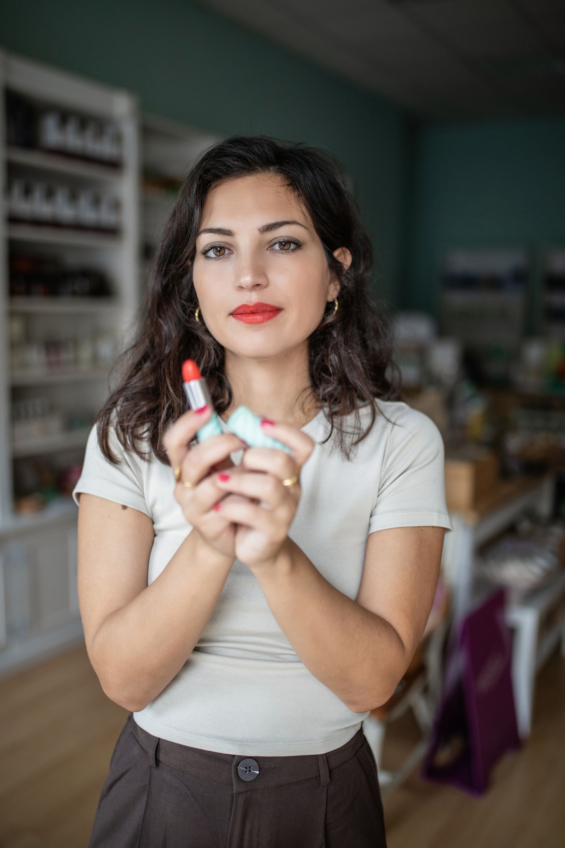 Una donna tiene in mano un rossetto.