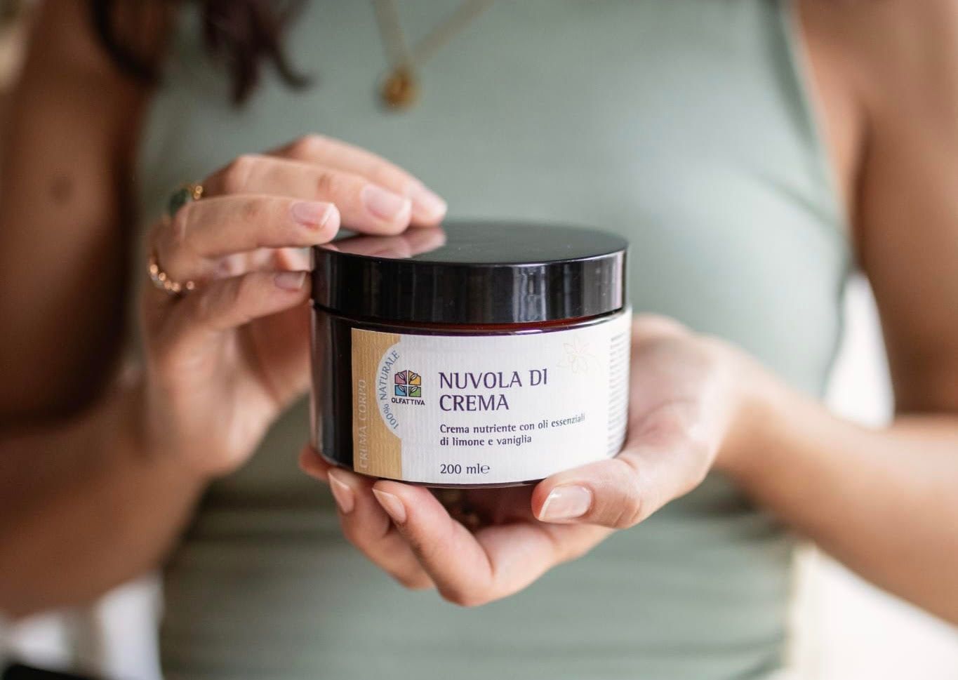 Una donna tiene tra le mani un barattolo di nivola di crema.