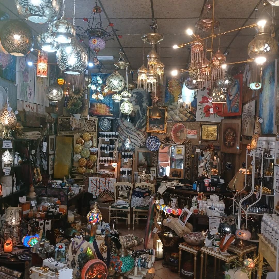 lampade etniche appese al soffitto