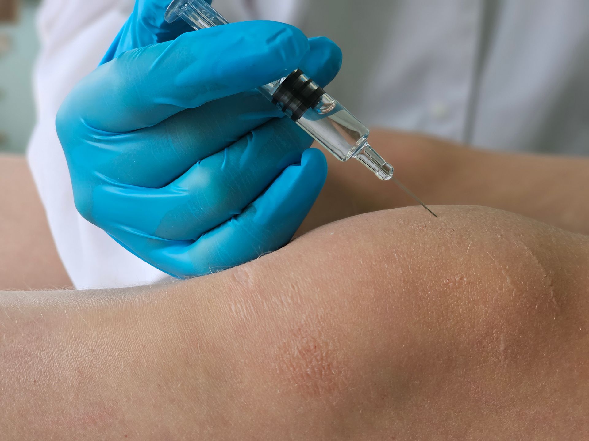A person is getting a stem cell therapy on his knees