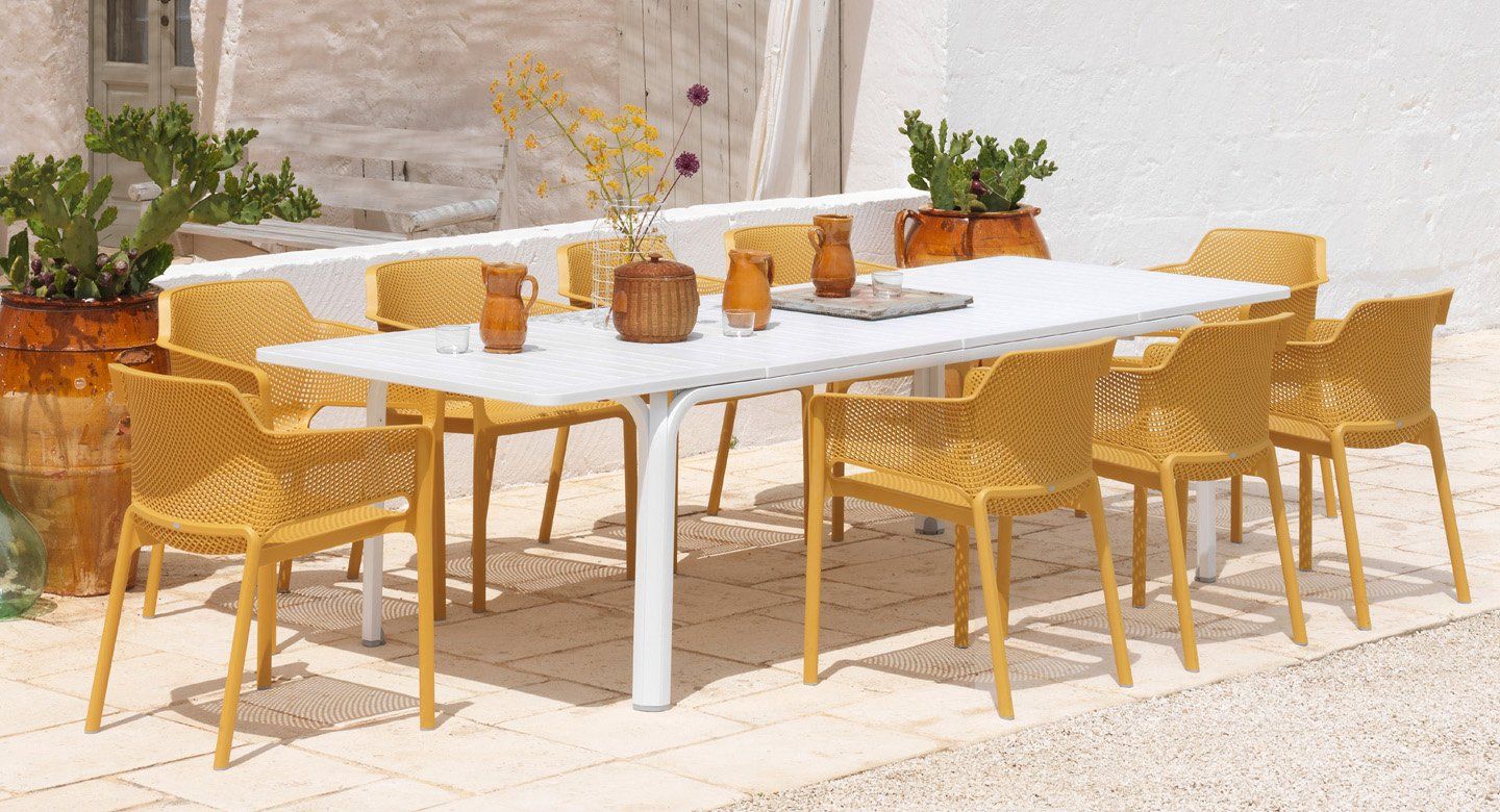 tavolo bianco da esterno con sedie gialle