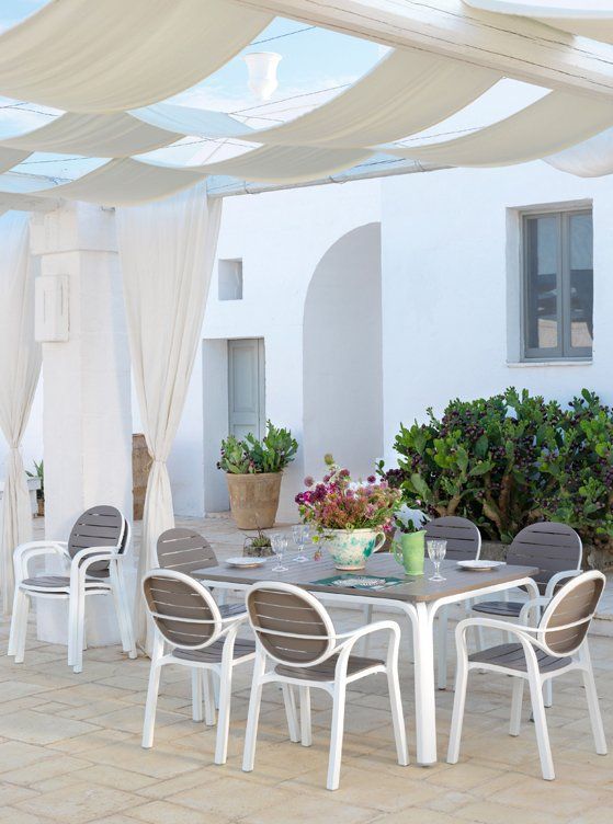 tavolo e sedie da esterno sui toni del bianco e del grigio