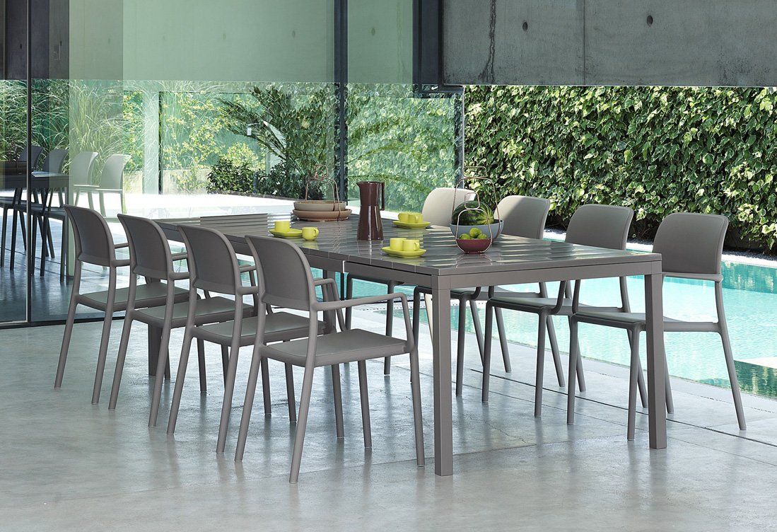 tavolo bianco con sedie abbinate in una veranda