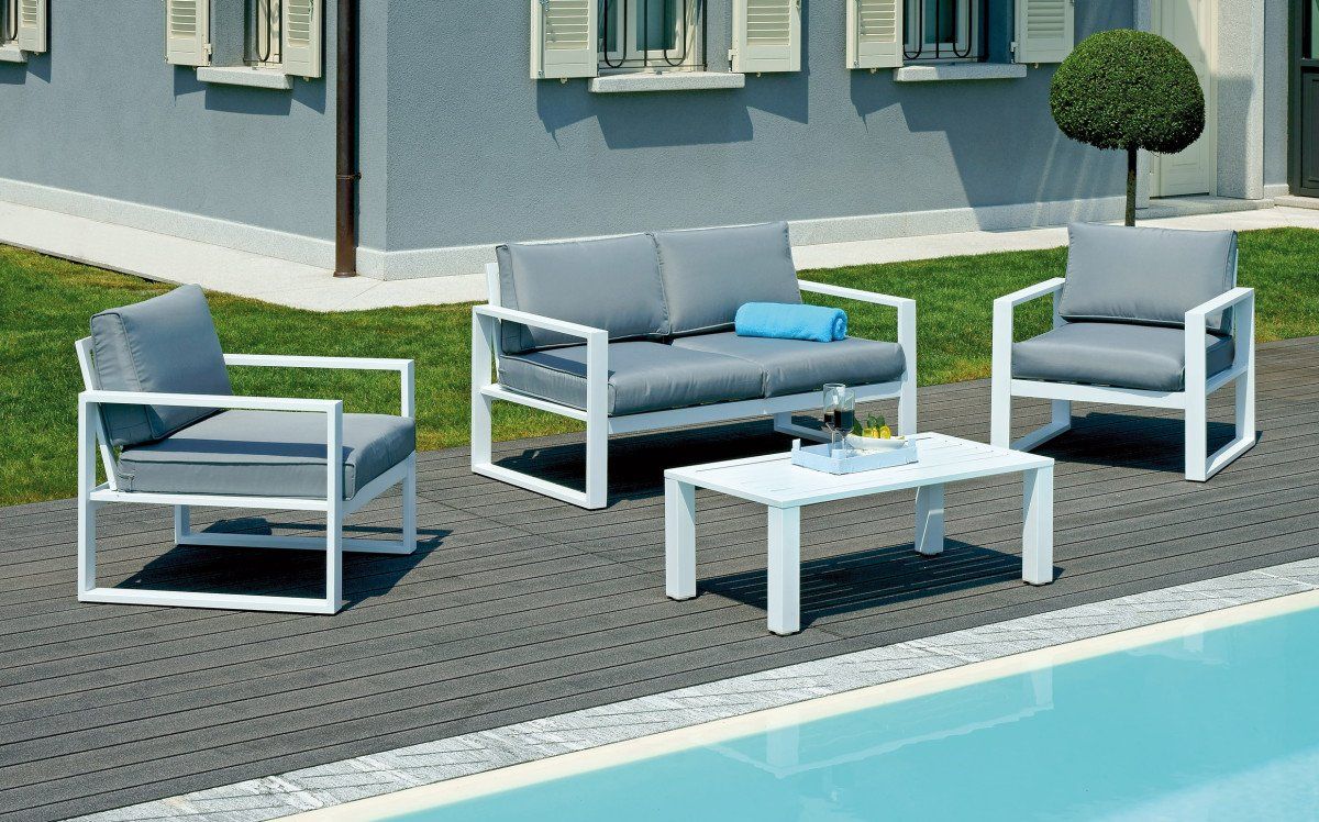 salotto da esterno a bordo piscina