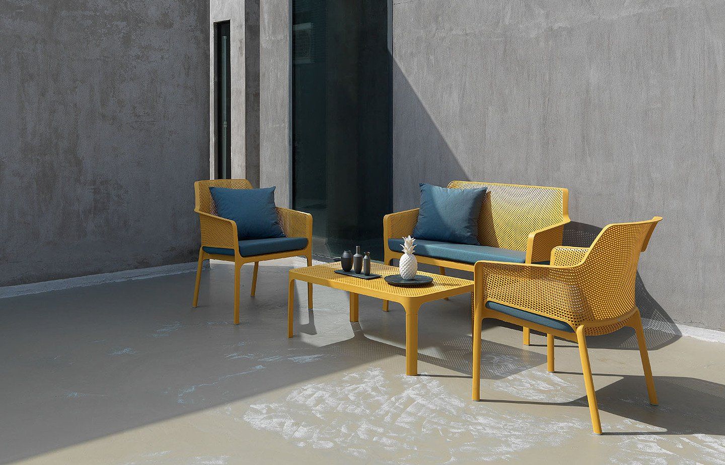 salotto da esterno con mobili gialli
