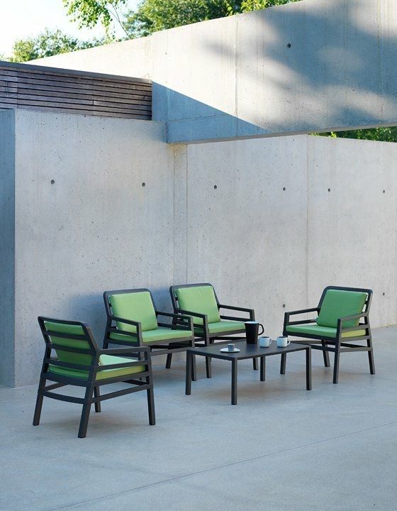 salotto da esterno con mobili verdi e neri