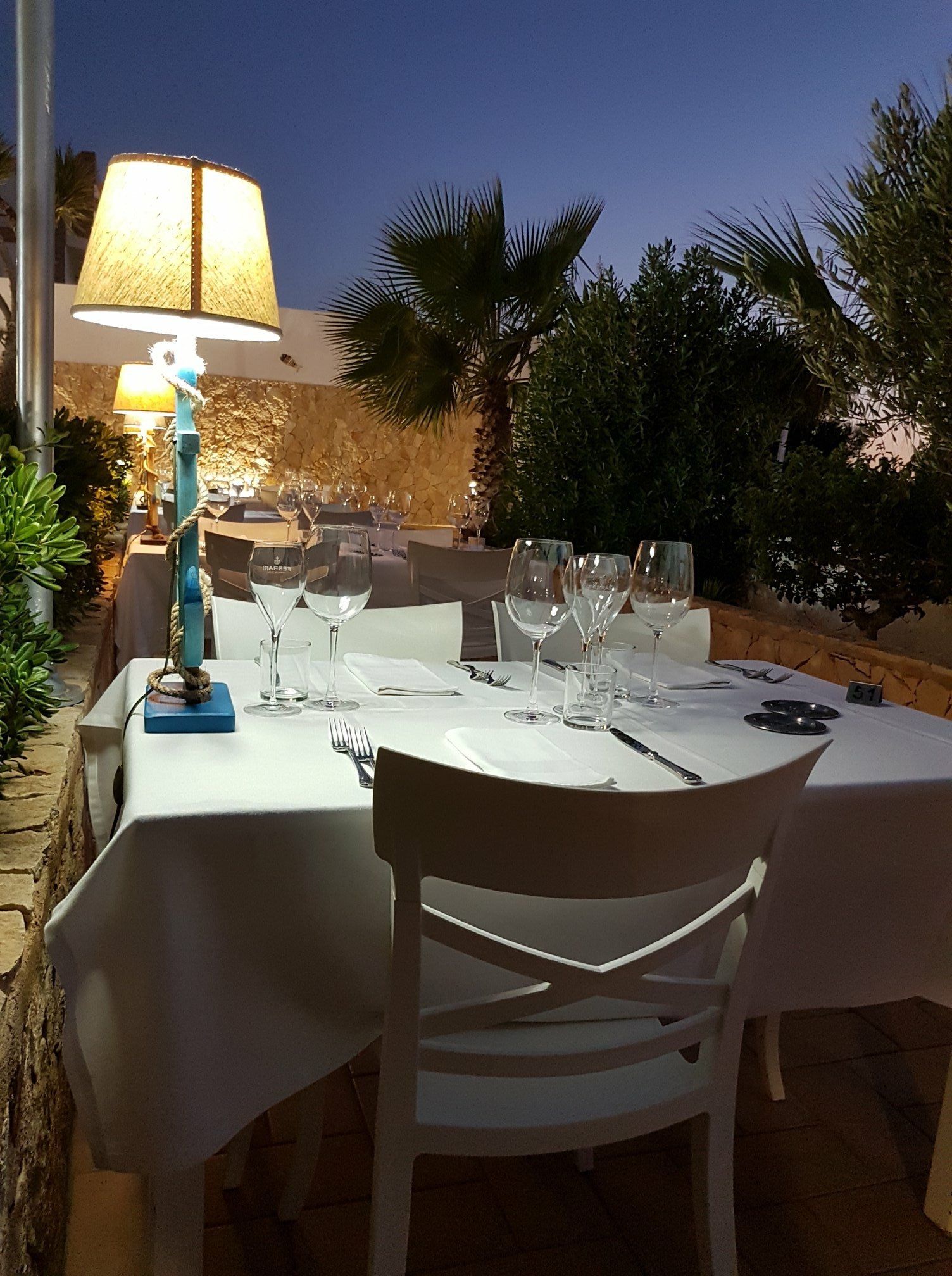 dehors di un ristorante con sedie bianche