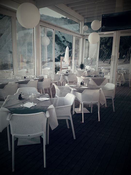 locale con sedie e tavoli bianchi