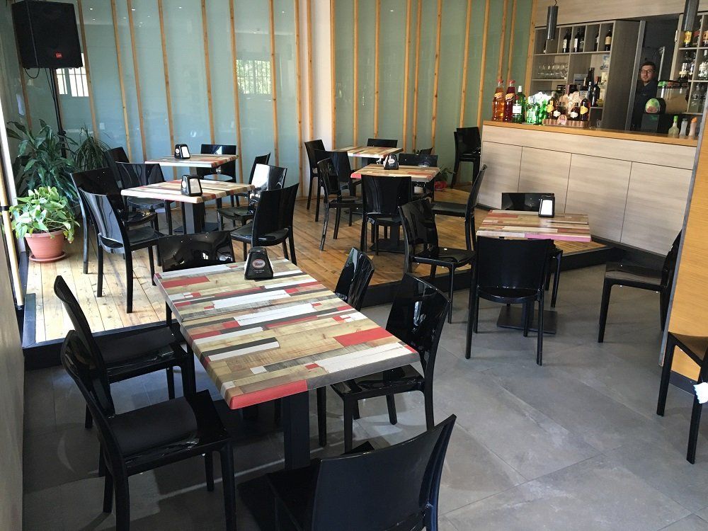 ristorante con sedie nere e tavoli di design
