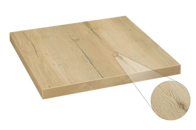 piano per un tavolo in legno chiaro