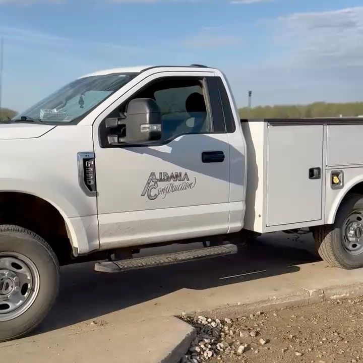 A white truck with the word alabama on the side