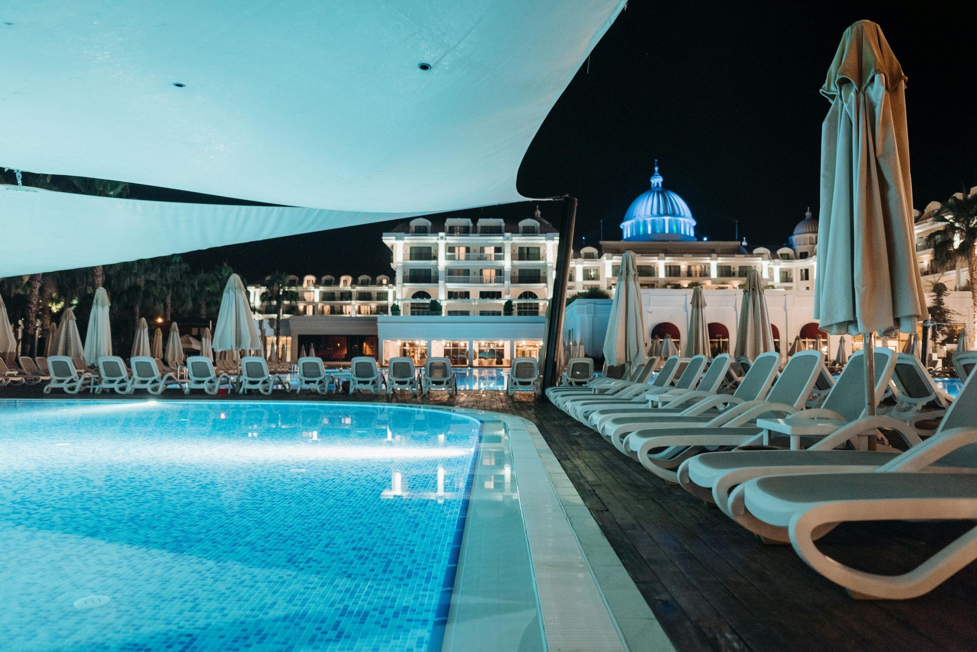 A pool with great lighting even during the night.