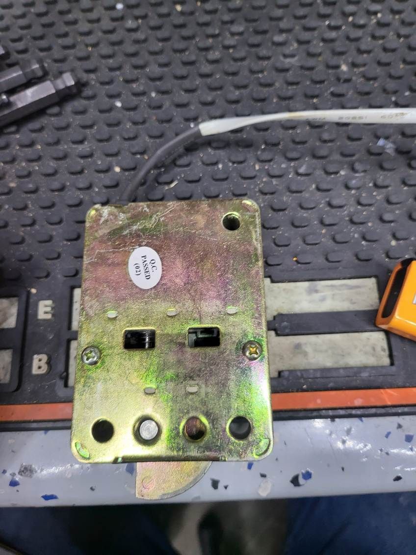 A piece of metal is sitting on top of a rubber mat.