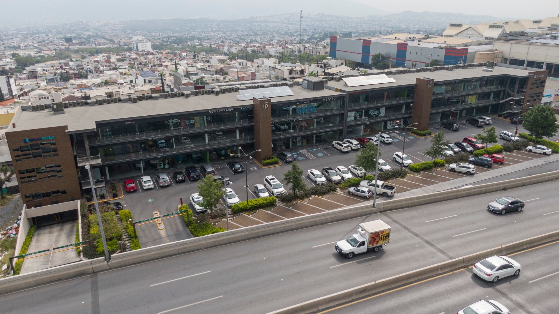 Foto del stripcenter U3 Plaza al costado de la carretera