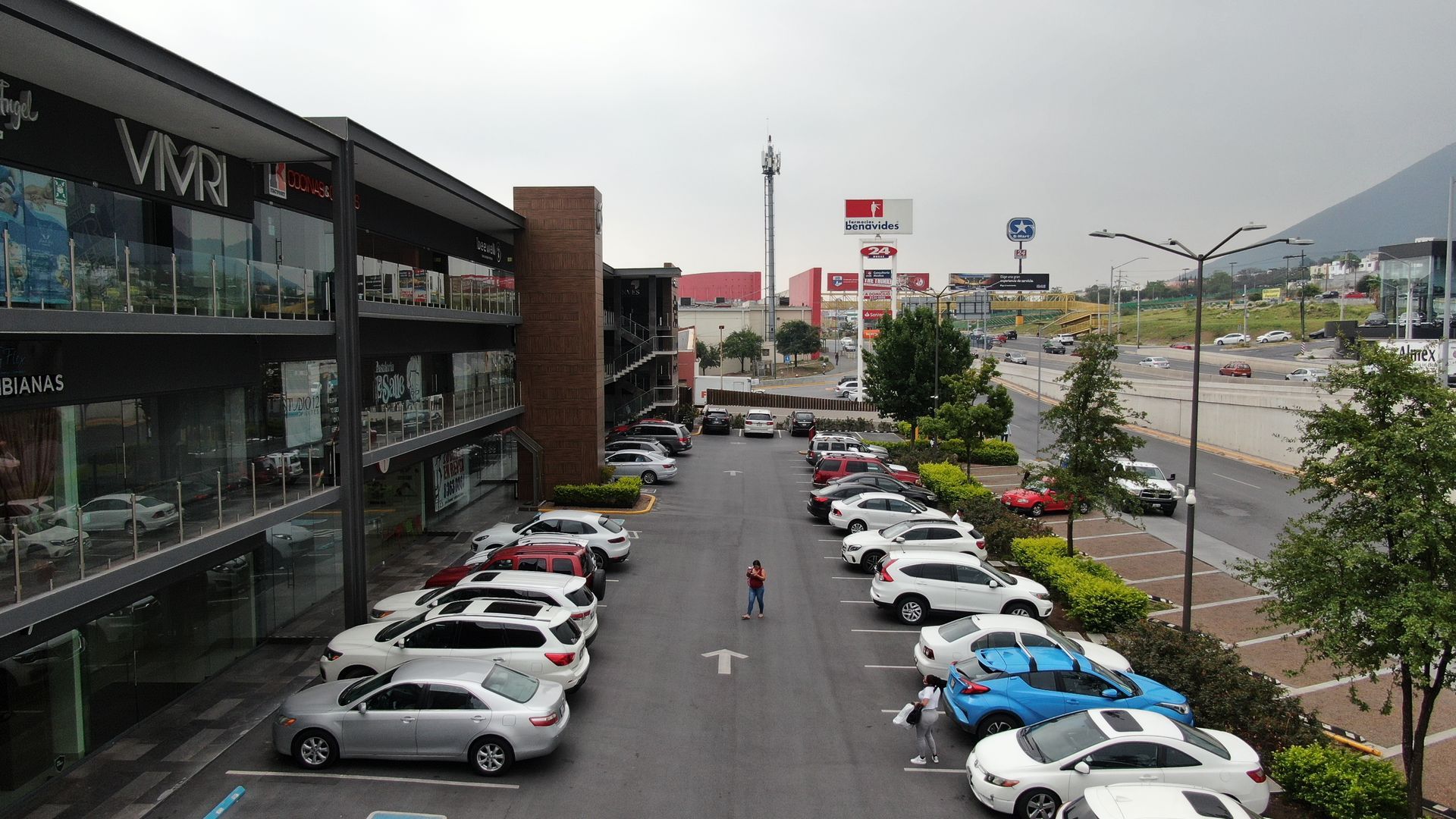 Fachada exterior de la plaza comercial U3 Plaza ubicada en la Avenida de los Leones, Cumbres, Monterrey.