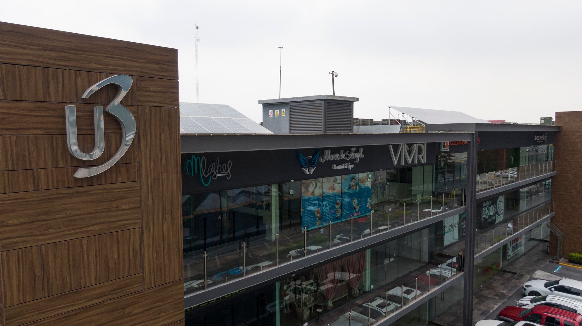 Vista del primer y segundo piso de los locales comerciales en U3 Plaza, Cumbres. 
