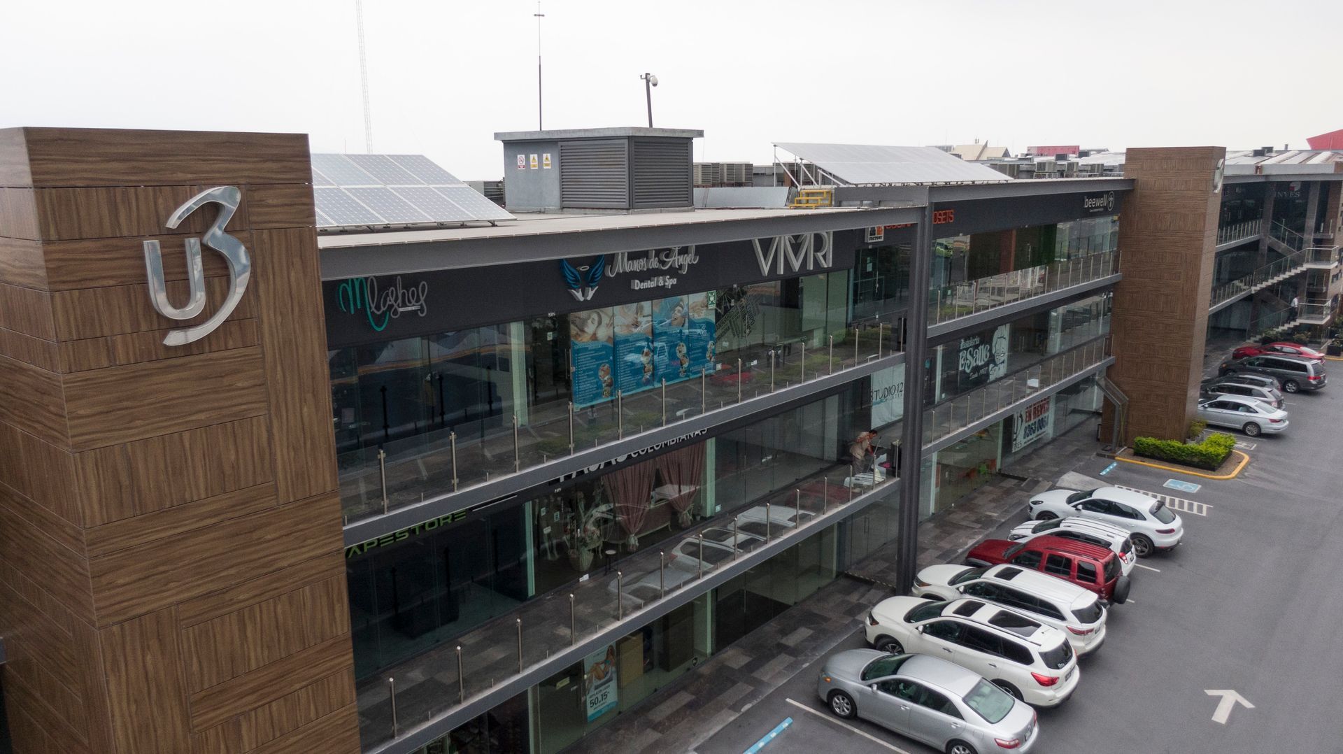  Fotografía del centro comercial U3 en la zona de Cumbres Monterrey 