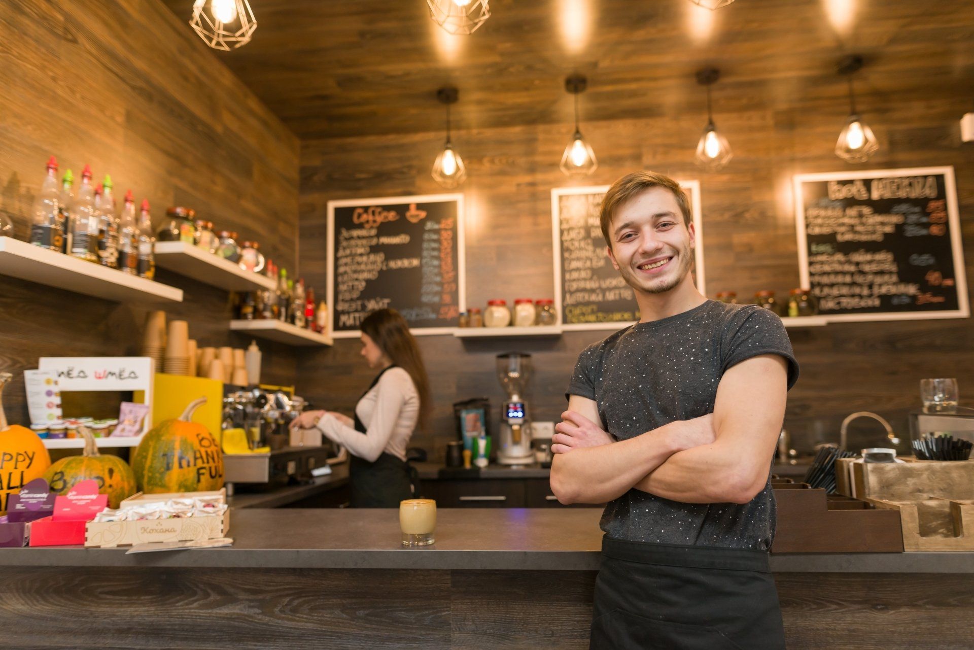 Emprendedor en local comercial cafetería en stripcenter sonriendo Emprendedor en local comercial cafetería en stripcenter sonriendo