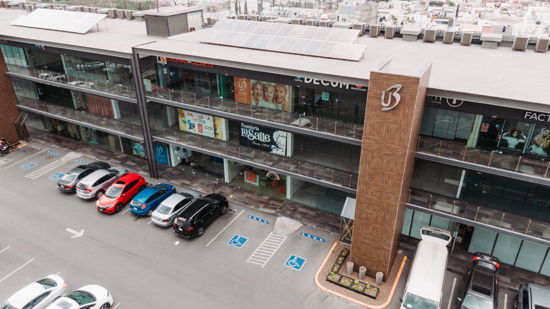 Strip Center, desarrollo urbano, comercios zona residencial
