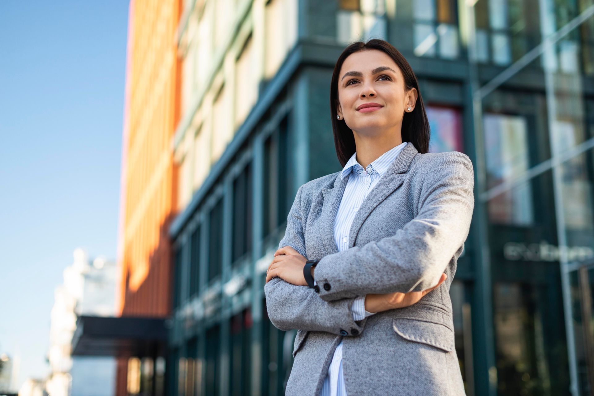 mujer empresaria con traje frente a su local comercial mujer empresaria con traje frente a su local comercial