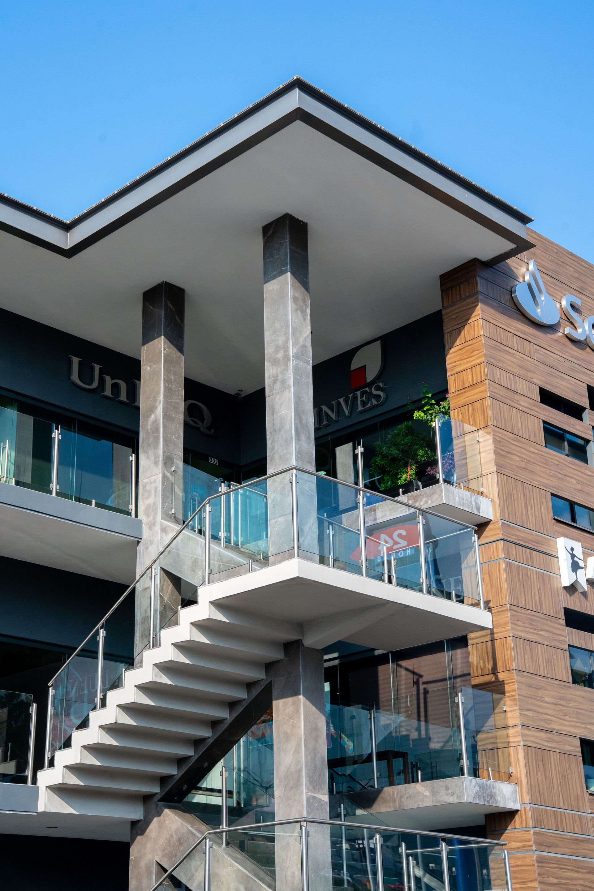 Locales comerciales innovadores en cumbres U3 Plaza 