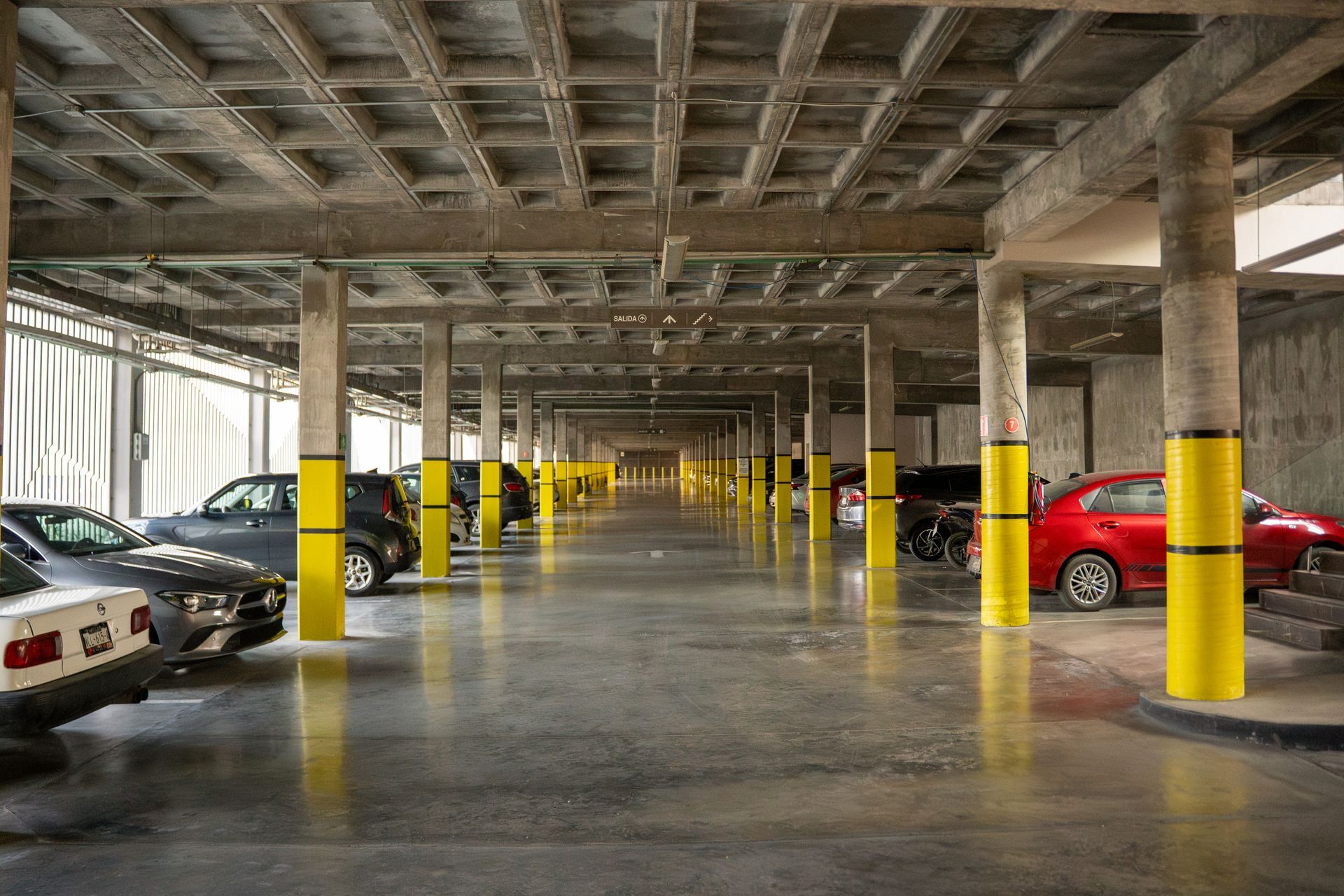 Estacionamiento subterráneo de los Locales comerciales innovadores en U3 Plaza Cumbres 