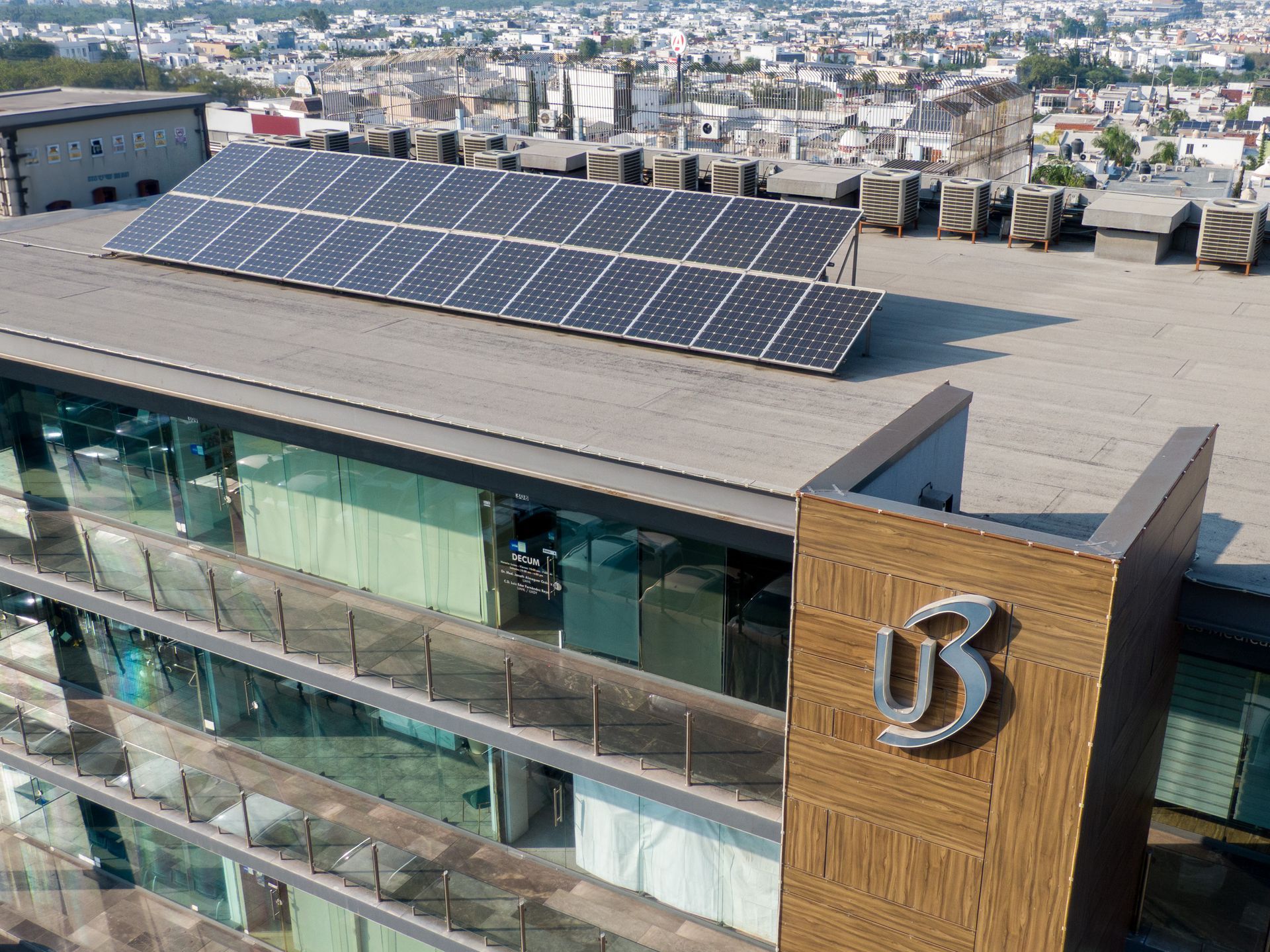  Innovación en locales comerciales sustentables con paneles solares en u3 plaza 
