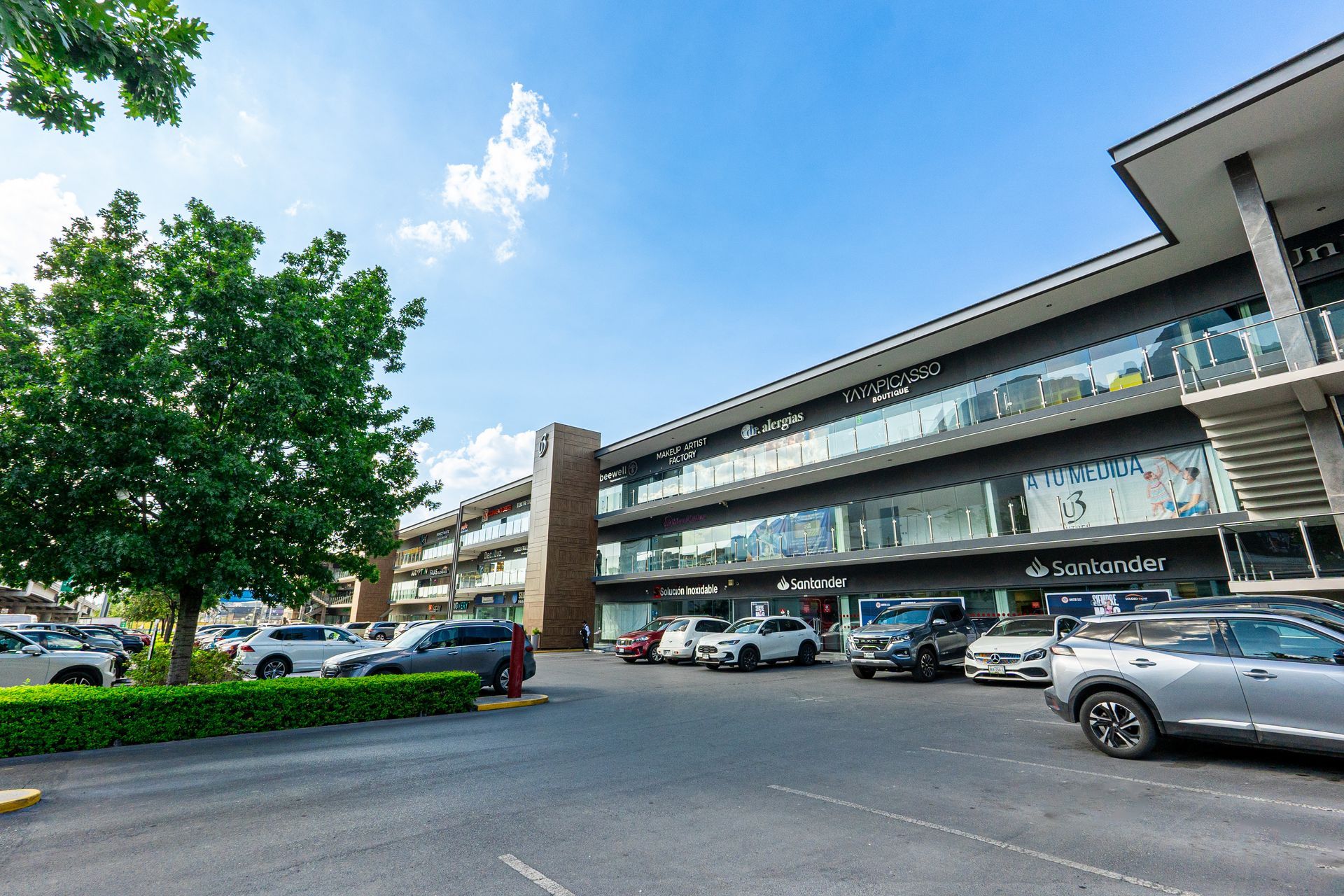 Renta de local comercial en U3 Plaza Stripcenter en Paseo de los Leones, Cumbres en Monterrey. 