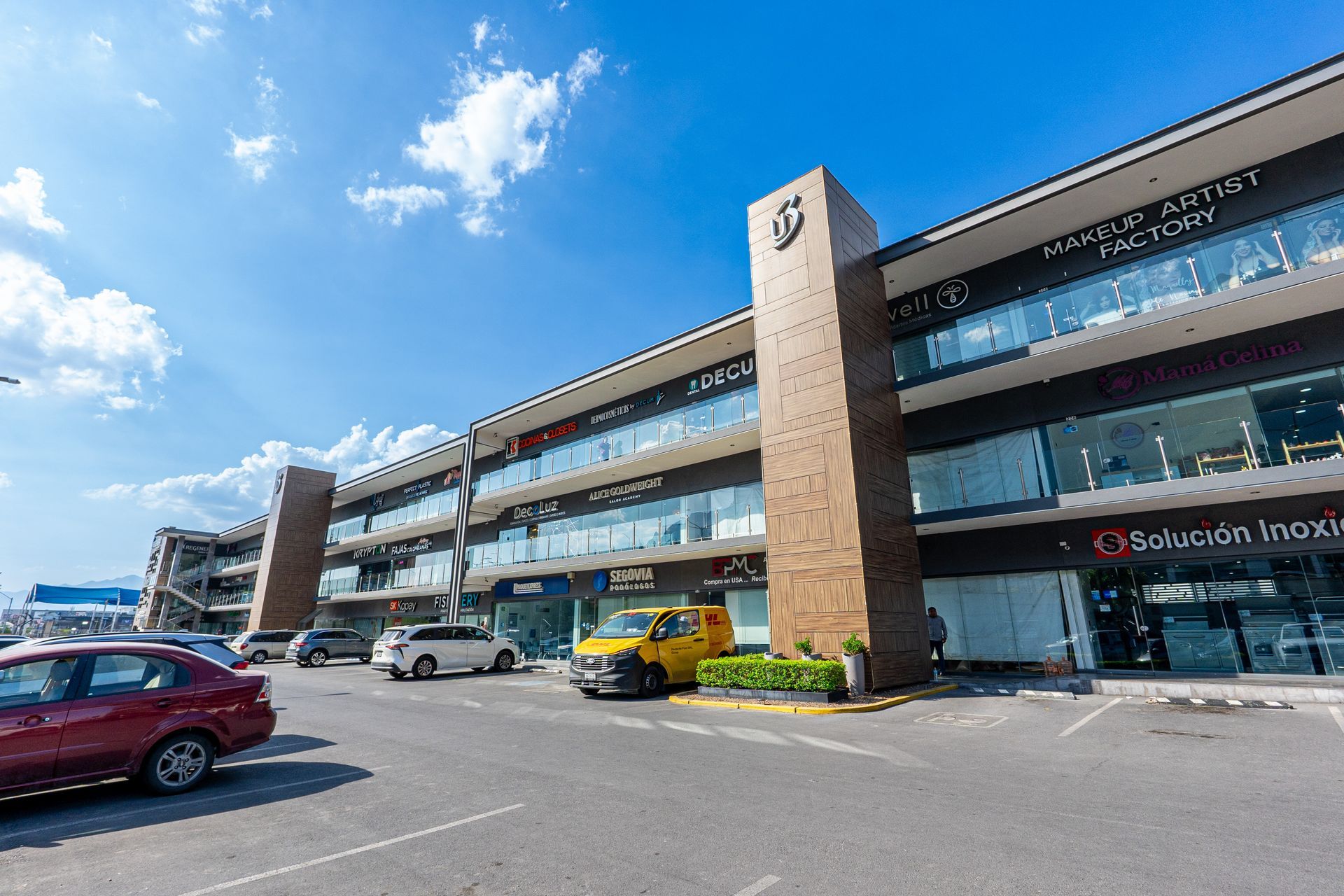 Diferencia entre un strip center y una plaza comercial