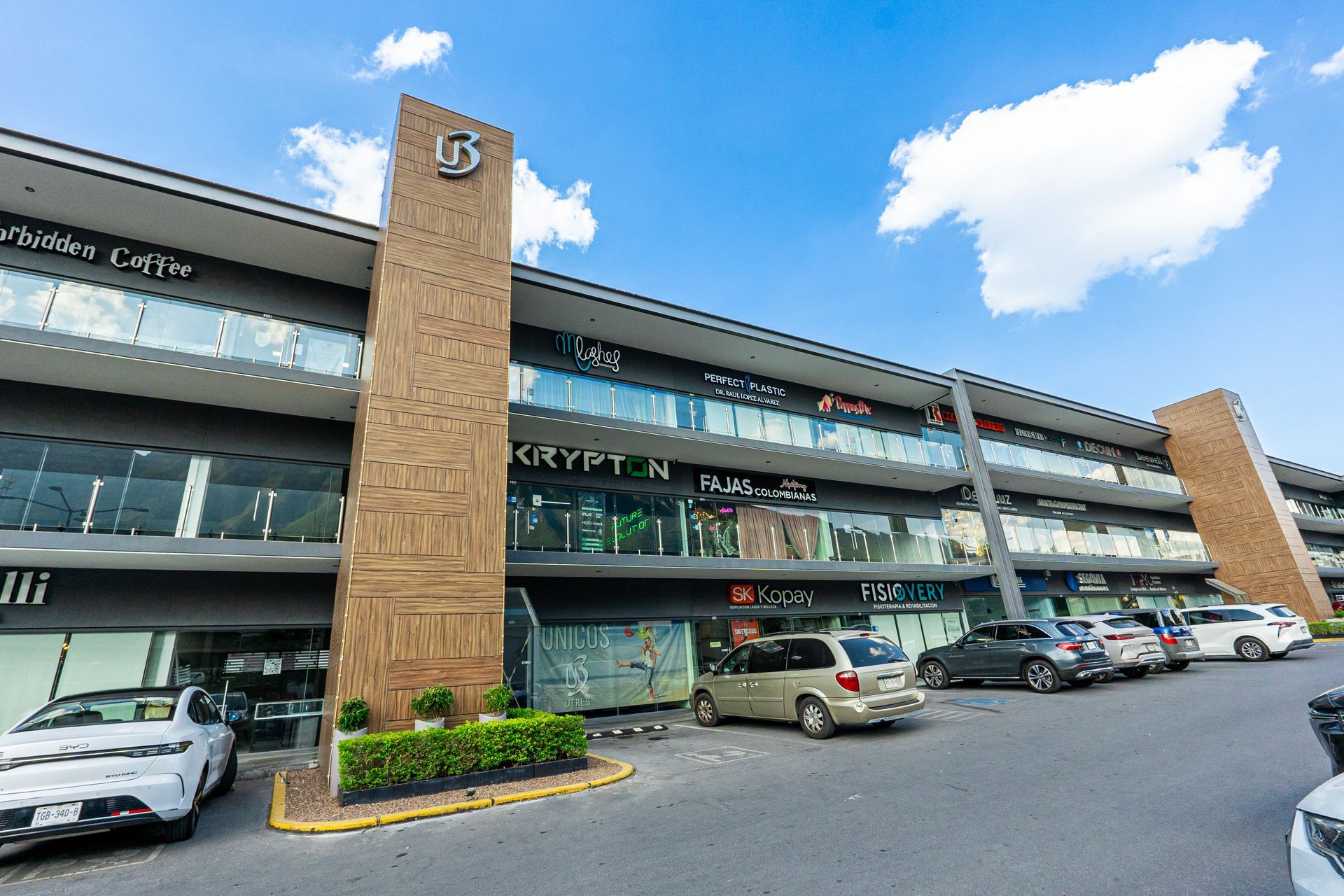 Fachada de U3 Plaza, plaza comercial con giros diversos en la zona Cumbres, Monterrey, Nuevo Léon.
