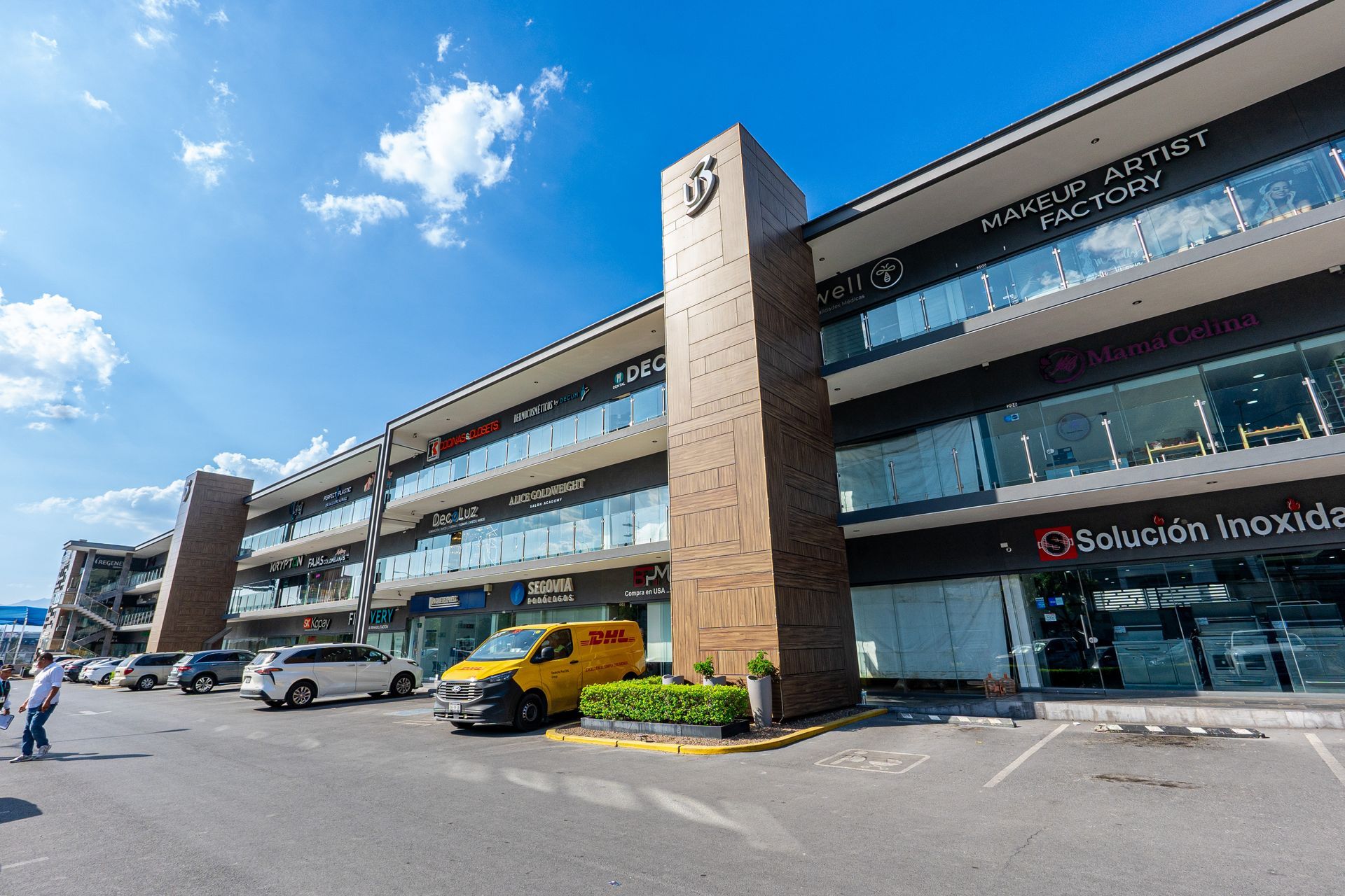 U3 Plaza en Cumbres, Monterrey, con locales comerciales de servicios profesionales, salud y gastrono