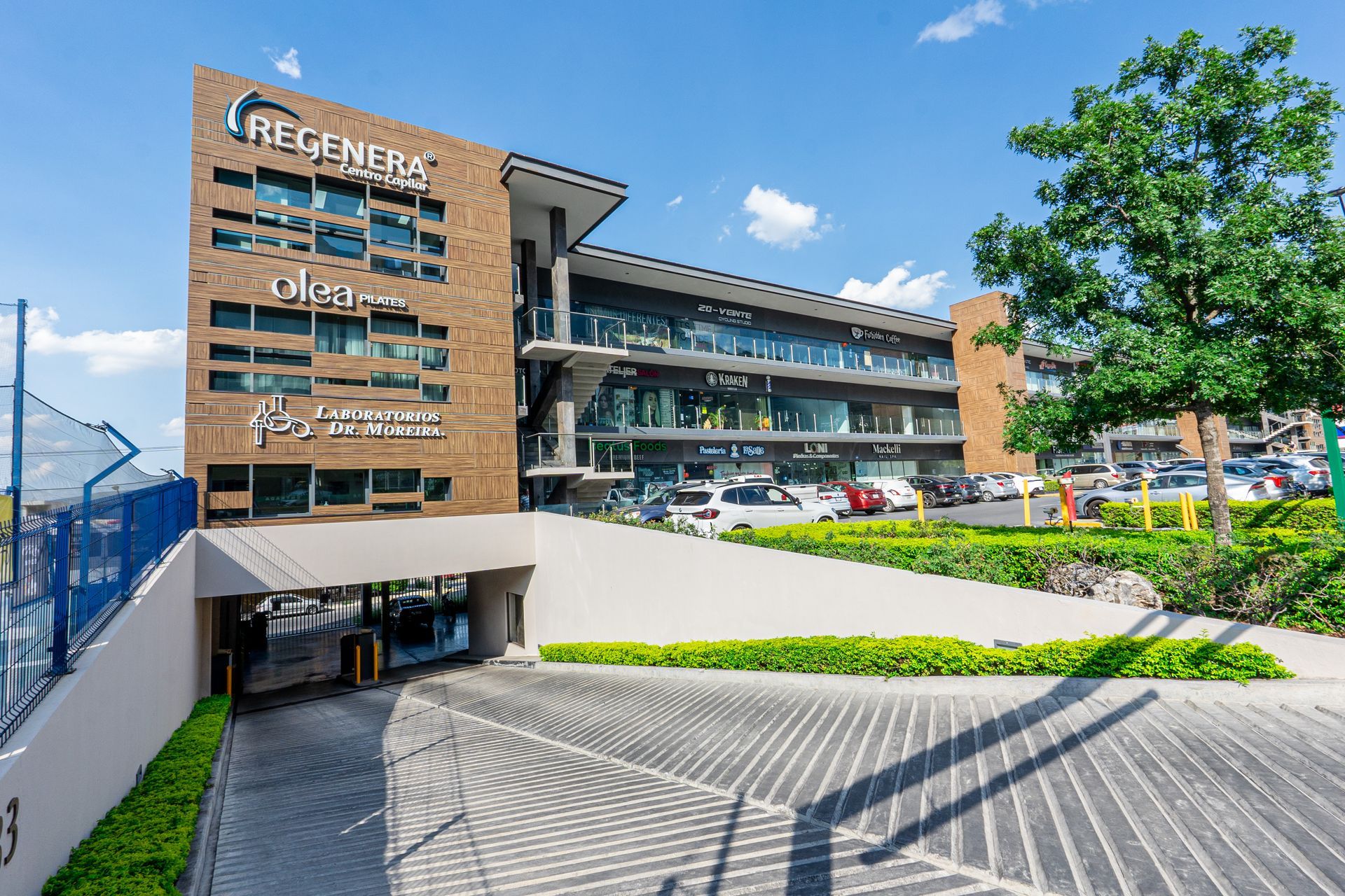 Renta de locales comerciales en U3 Plaza Cumbres 2026, Paseo de los Leones. 
