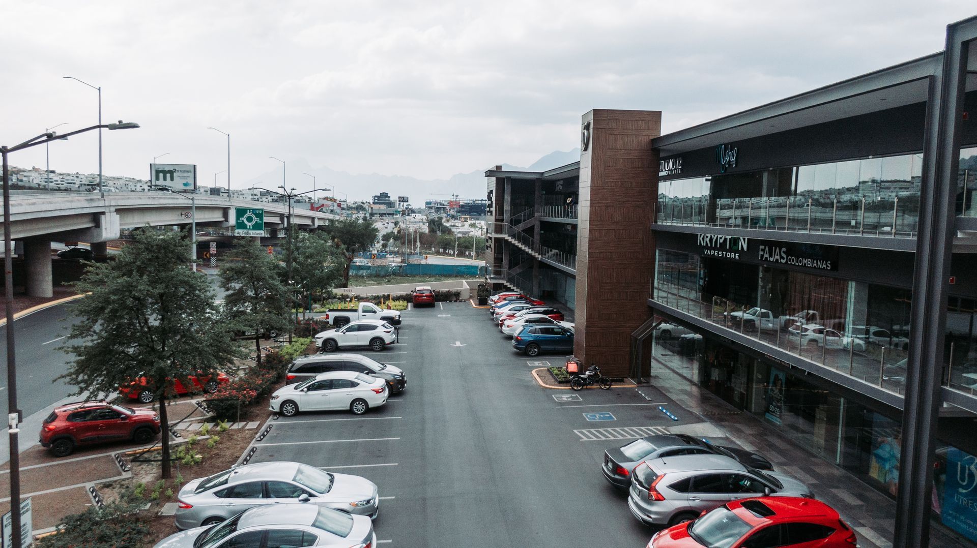 Plaza Comercial U3 Estacionamiento Foto de Avenida Leones en Cumbres con la Plaza u3 al costado