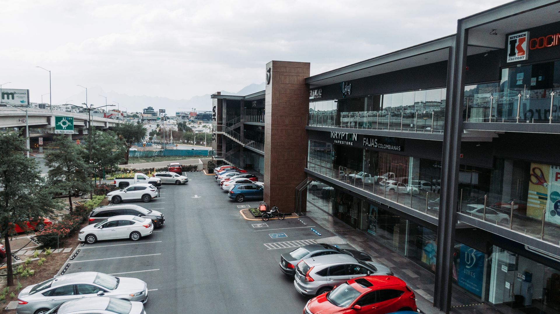 Fotografía que muestra la vista exterior del strip center U3 Plaza en Monterrey. Se aprecia el estacionamiento y la fachada de vidrio. Fotografía que muestra la vista exterior del strip center U3 Plaza en Monterrey. Se aprecia el estacionamiento y la fachada de vidrio.