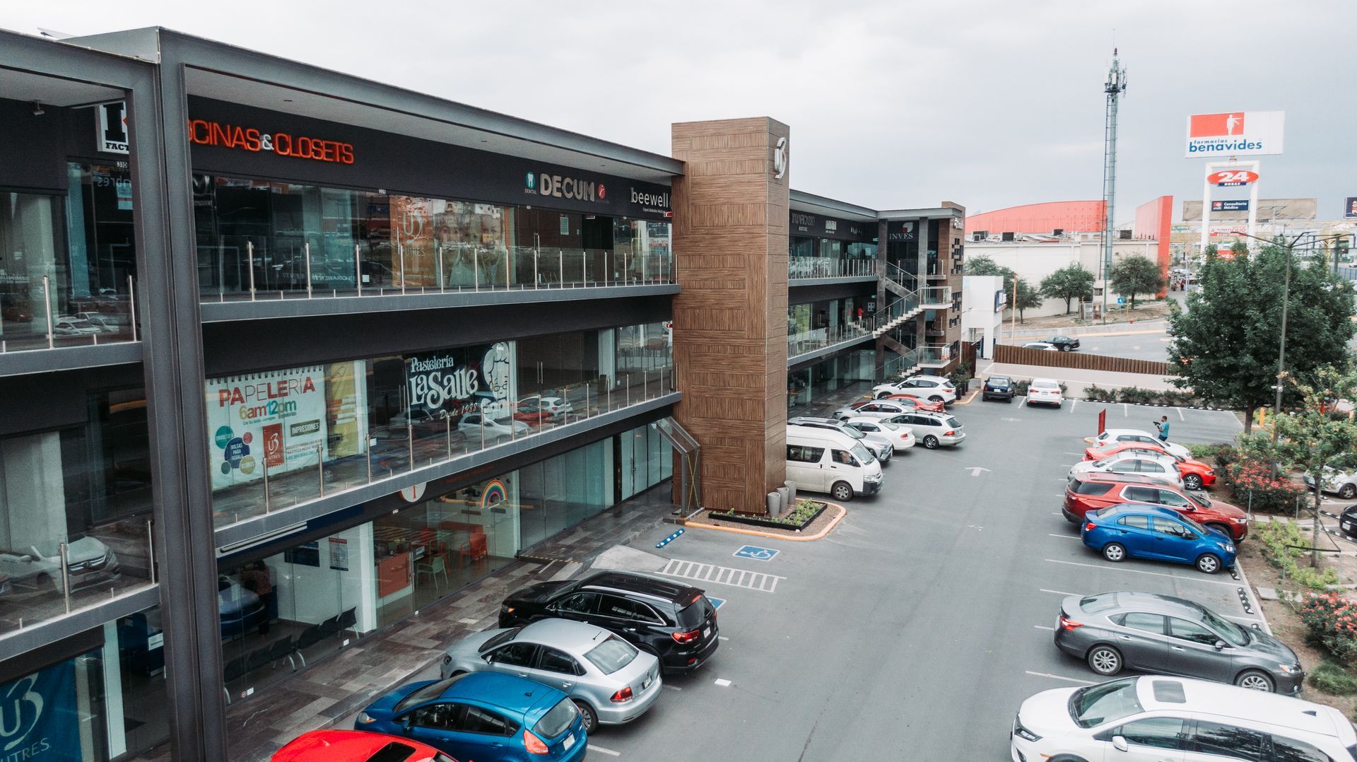 Fotografía de plaza comercial con renta de locales comerciales para nuevas empresas en Cumbres Fotografía de plaza comercial con renta de locales comerciales para nuevas empresas en Cumbres