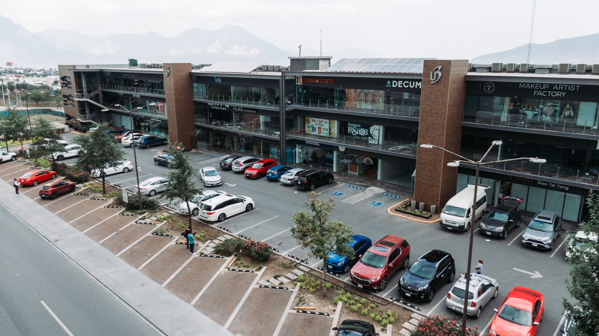 Foto del centro comercial U3 Plaza en la zona Cumbres Monterrey 