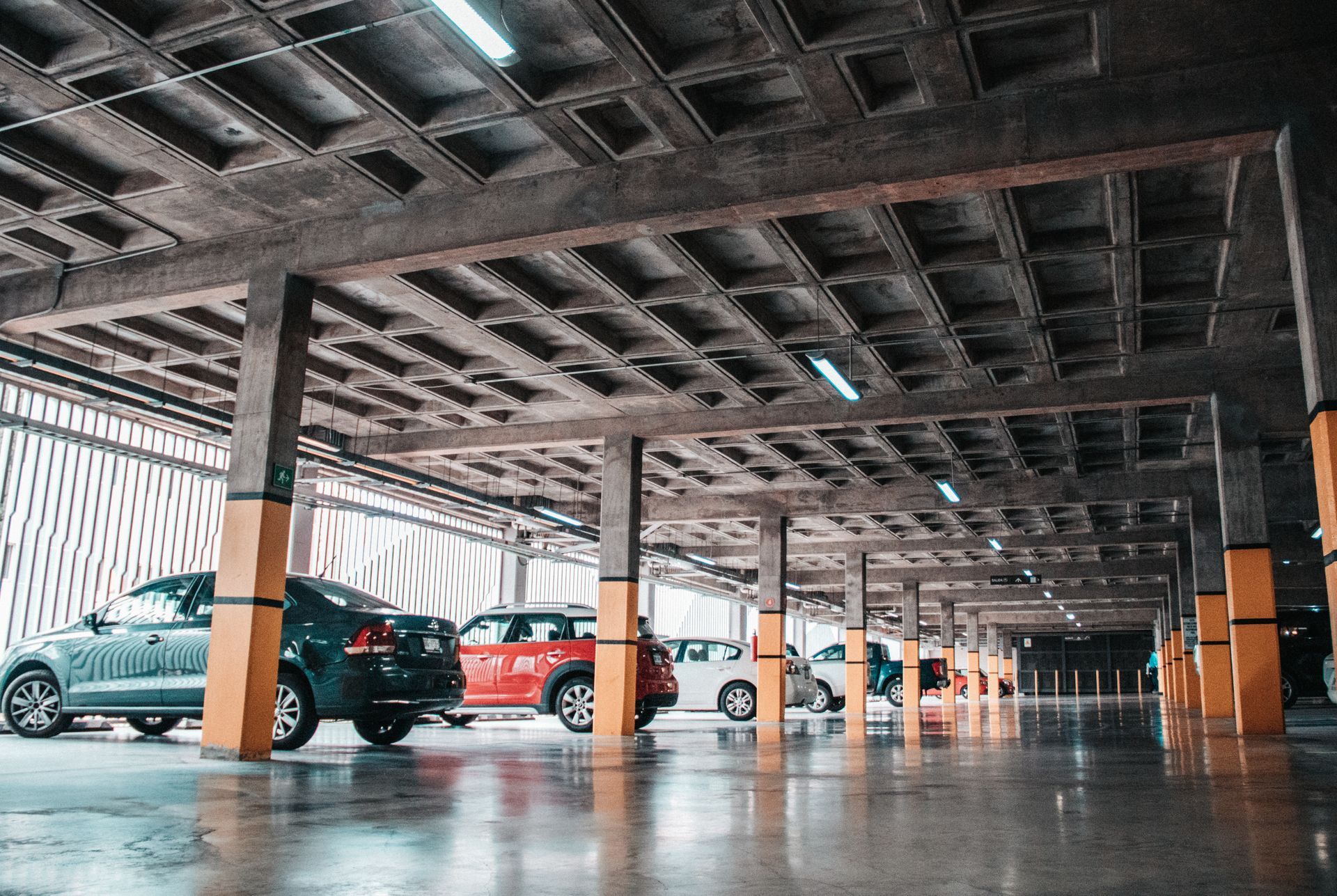 Fotografía del estacionamiento interior de U3 Plaza, con un diseño moderno y funcional. Fotografía del estacionamiento interior de U3 Plaza, con un diseño moderno y funcional.